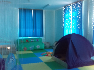 Сенсорная комната используется для стимуляции сенсорного развития, улучшения эмоционального состояния, развития познавательных способностей и навыков общения детей 