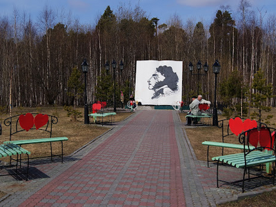 Аллея влюбленных - это популярное место отдыха, созданное в 2006 году, известное своим барельефом, посвященном Александру Сергеевичу Пушкину
