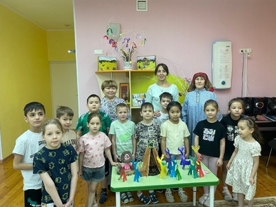10 декабря, в день образования Ханты-Мансийского автономного округа Югры, воспитанники группы "Василек" приняли участие в мастер-классе "Северный олень". Из рассказа сотрудников МАУК "МКЦ Феникс" ребята узнали, что олень и коренные народы Севера неразделимы