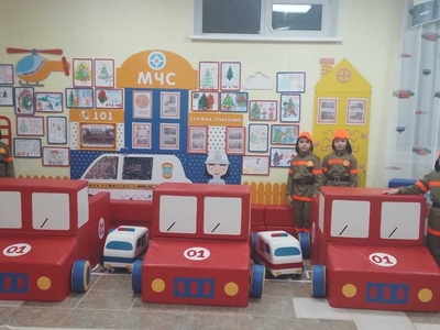 В рамках реализации проекта "Отряд юных пожарных" подготовительная группа "Малинка" совместно с другими воспитанниками детского сада организовала выставку детских рисунков "Безопасный Новый год". Каждый рисунок получился уникальным: дети использовали яркие краски и выразительные образы