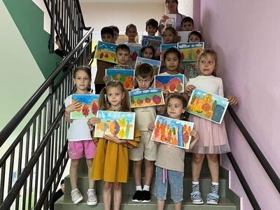 В рамках инновационного федерального проекта "Картинная галерея в детском саду" воспитанники группы "Василек" познакомились с удивительными картинами известного русского художника Исаака Левитана. Вдохновившись красотой природы и мастерством художника, под музыкальное сопровождение классической музыки Вивальди, ребята запечатлели золотую осень в собственных рисунках 