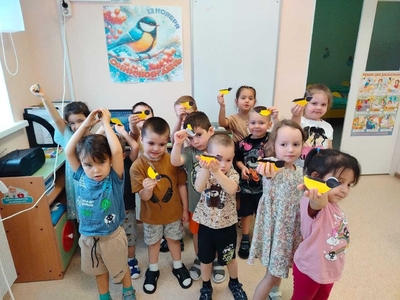 Синичкин день. Малыши из группы "Звездочки" изготовили синичек из бумаги. Получившиеся работы стали настоящим украшением группы. Ребята с гордостью показывали свои работы родителям и рассказывали, почему важно помогать птицам зимой