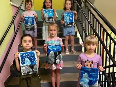 Зимняя сказка глазами детей. В рамках реализации федеральной инновационной площадки "Картинная галерея в детском саду" ребята группы "Пчелки" совершили увлекательное путешествие в мир искусства вместе с воспитателем Рахмадуллиной А.С. Они отправились в картинную галерею нашего сада, чтобы познакомиться с великолепной репродукцией знаменитой картины Ивана Шишкина "Зима". Затем дети продолжили творческое вдохновение и попробовали самостоятельно изобразить еще одну известную работу художника "На севере далеком" 