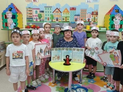 10 декабря - особенный день: все жители Югры празднуют 95 день рождения малой Родины. В группе "Вишенка" ребята с воспитателями изготовили объемную аппликацию елочек и коллективный коллаж "С днем рождения, Югра!"