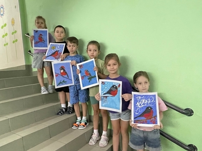 8 декабря весь мир отмечает Международный день художника - праздник, посвященный тем, кто превращает обычные холсты в настоящие шедевры. Юные художники группы "Василек" представили свое видение прекрасного на выставке детского рисунка "Снегирь - символ зимы"