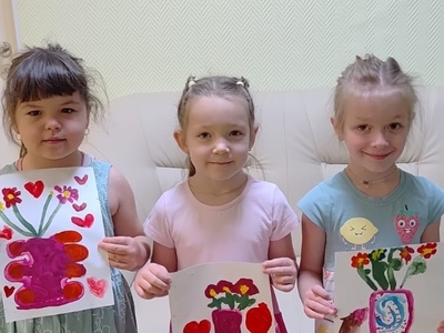 В рамках реализации федеральной инновационной площадки "Картинная галерея в детском саду" в группе "Пчелки" прошло знакомство с замечательной картиной художника Федора Толстого под названием "Букет цветов". Ребята не только познакомились с творчеством знаменитого мастера кисти, но и получили уникальную возможность выразить собственный эстетический взгляд на окружающий мир