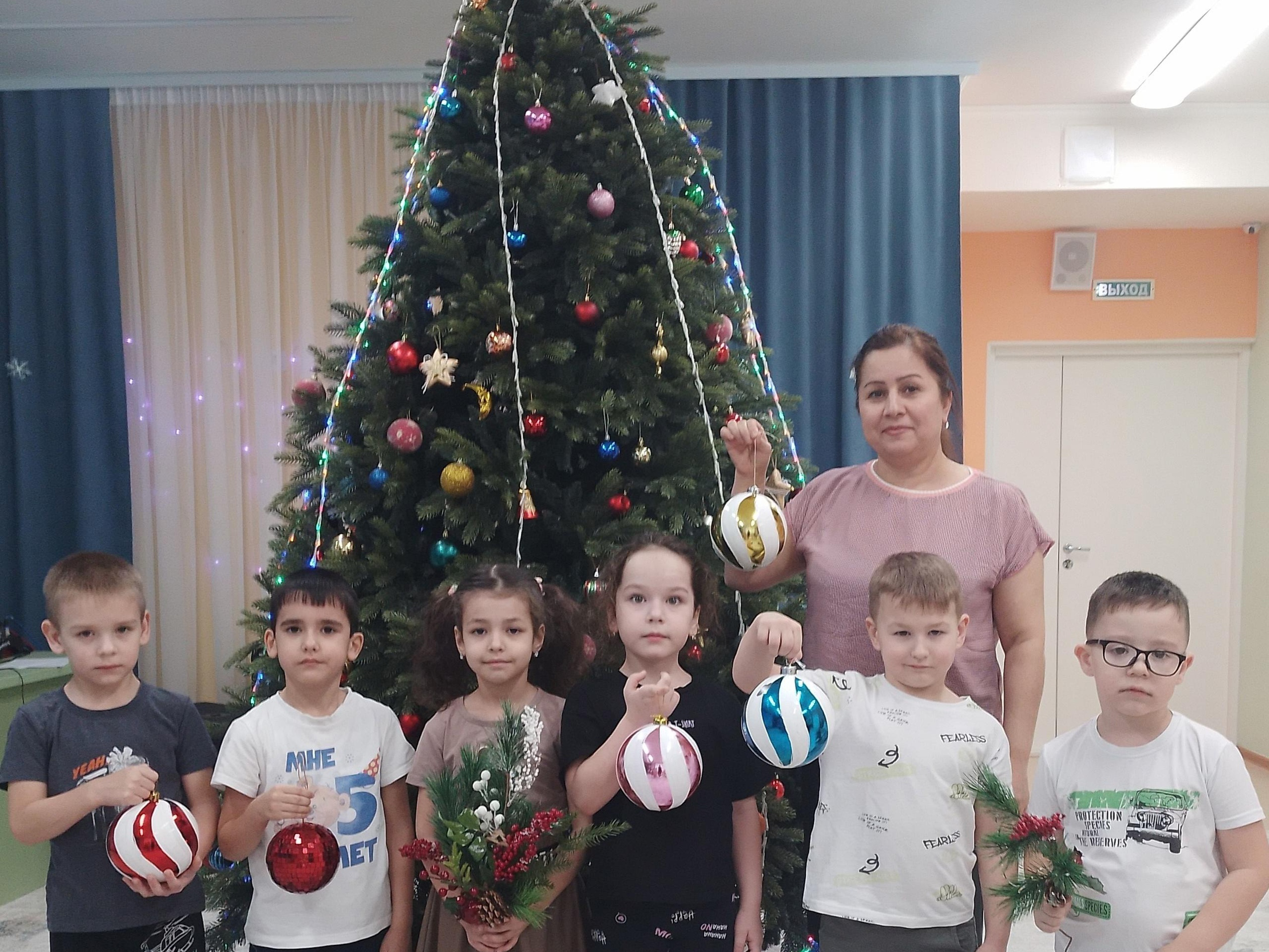 Зимние забавы у елочки