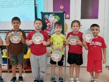 В подготовительной группе "Капитошка" состоялось вдохновляющее занятие, посвященное приближающемуся Новому году. Ребята не только погрузились в волшебную атмосферу праздника, но и создали своими руками теплые послания для главного зимнего волшебника - Деда Мороза